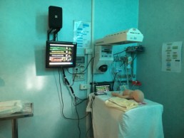 Immagine di un simulatore SimNewB Laerdal nel Centro NINA