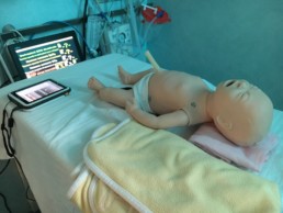 Immagine di un simulatore SimNewB Laerdal nel Centro NINA