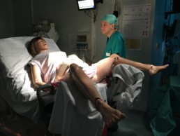 Immagine di una simulazione di parto con manichino SimMom nel Centro NINA